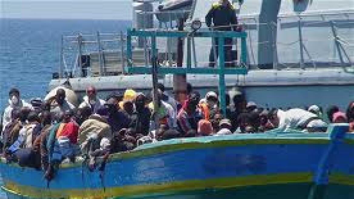 Ιταλία: Νηοψία σε αλιευτικό σκάφος στο οποίο επέβαιναν 300 Σύροι και Αφγανοί